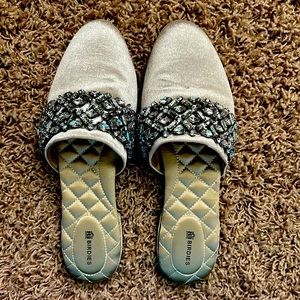 Birdies song bird size 8.5.